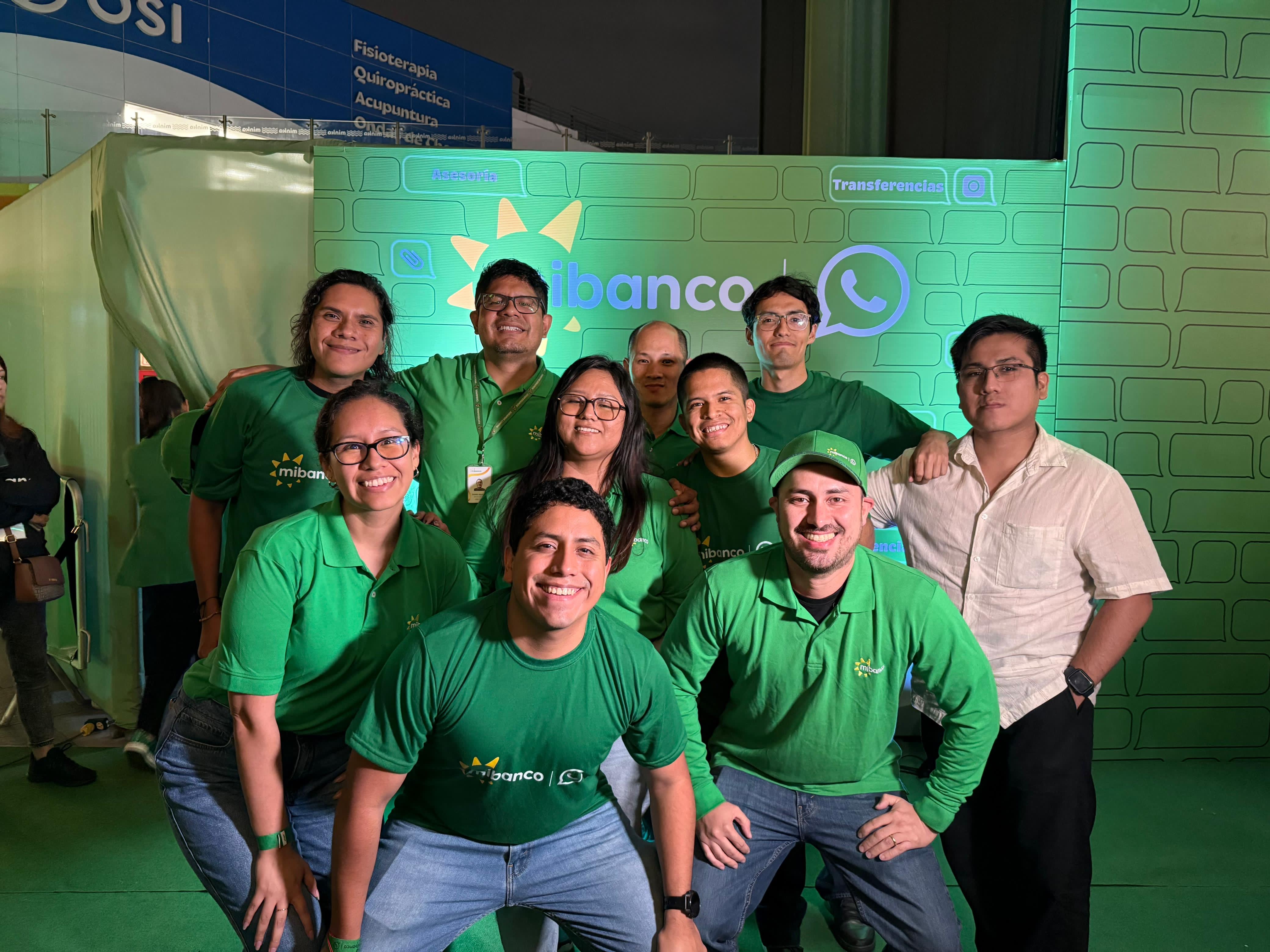 Mibanco team together at a Mibanco por WhatsApp event
