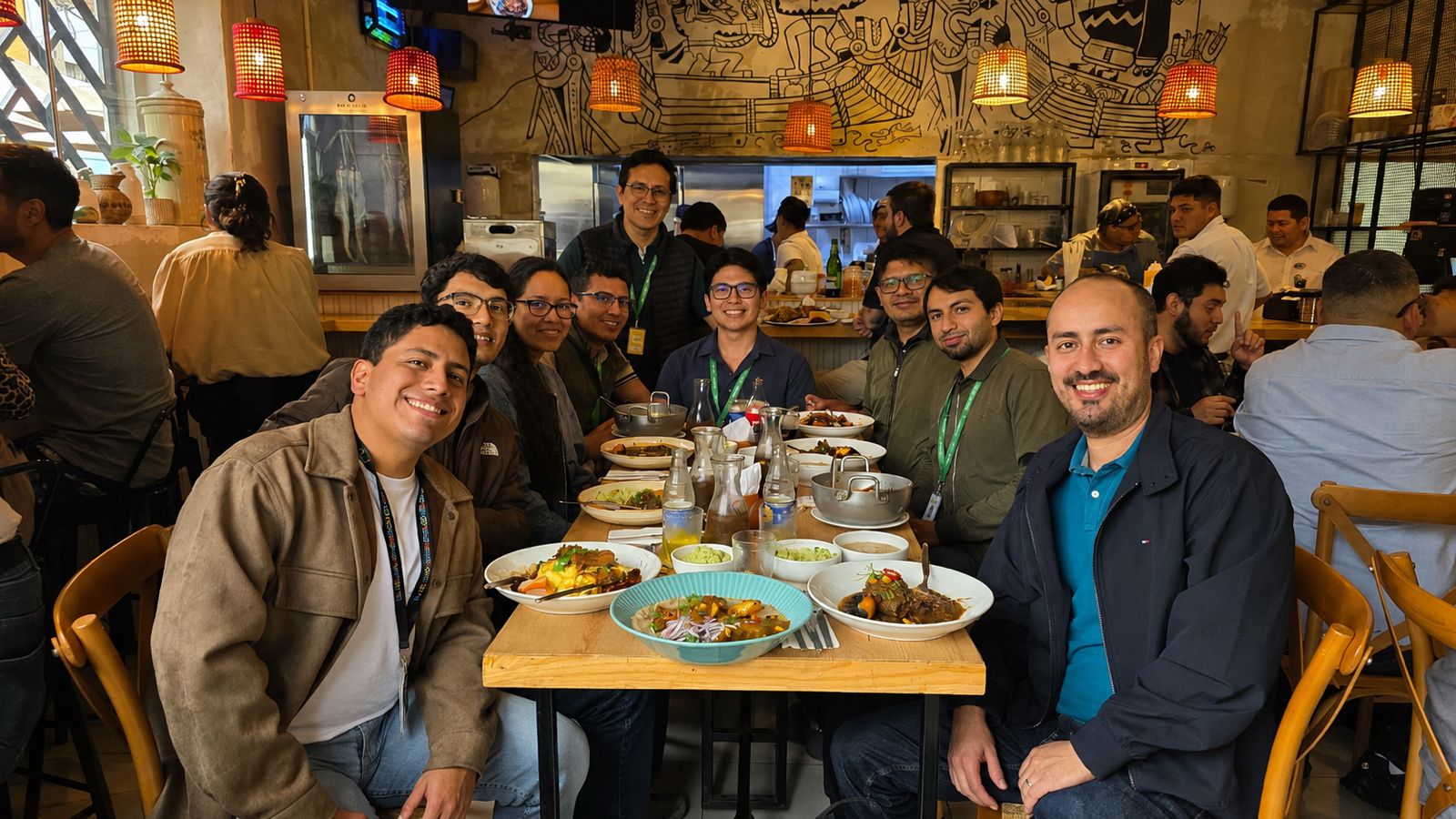 Mibanco colleagues sharing lunch at a restaurant